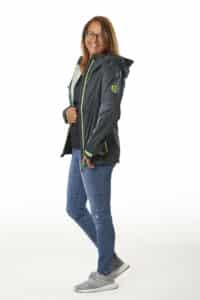 - Material: 100 % Polyester - Größen Damen: S - XXL - Ultraleichte Softshelljacke auch für extreme Wetterbedingungen - Funktionsmaterial mit TPU-Membran - wind- und wasserdicht (10.000 mm Wassersäule) - atmungsaktiv und wasserdampfdurchlässig - versiegelte Nähte, wasserdichte Reißverschlüsse - 2-Wege-Reißverschluss - 2 Seitentaschen mit Reißverschluss - mehrfach verstellbare Kapuze - ergonomische Passform: verlängerter Rückenteil | MDS2243