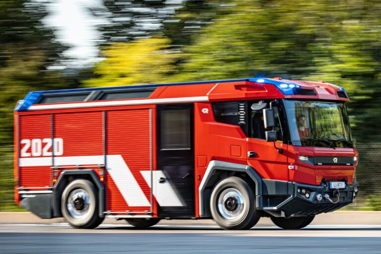 Rosenbauer bringt mit dem RT die Zukunft des Feuerwehrfahrzeuges auf die Straße | 24 AX3I1568 A min