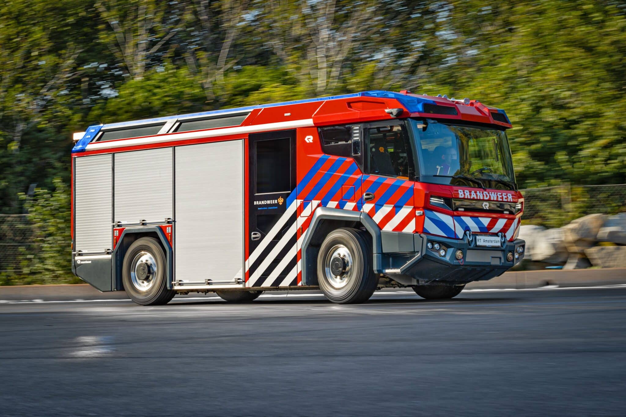 Rosenbauer bringt mit dem RT die Zukunft des Feuerwehrfahrzeuges auf die Straße | 36 AX3I1554 2 min scaled