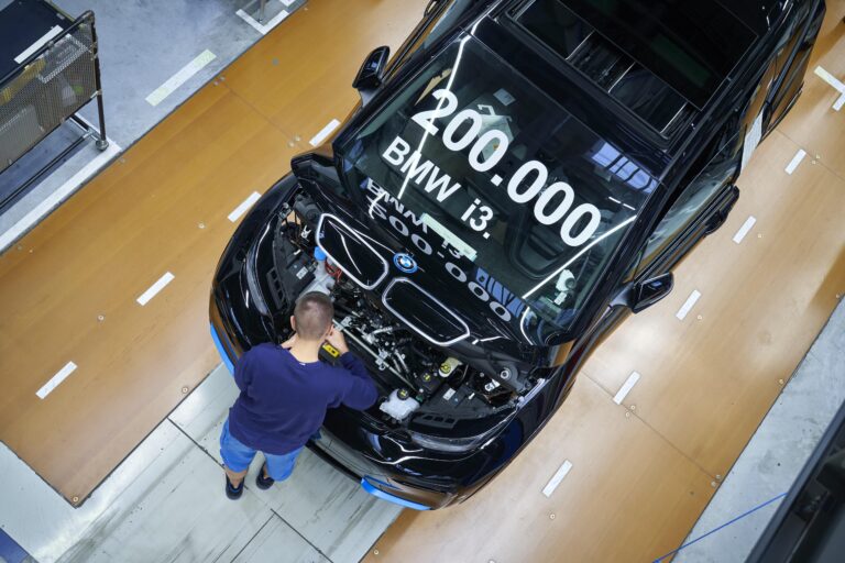 BMW Group Werke Dingolfing und Landshut feiern Meilenstein der Elektromobilität | P90404271 highRes 200 000 bmw i3 produ min