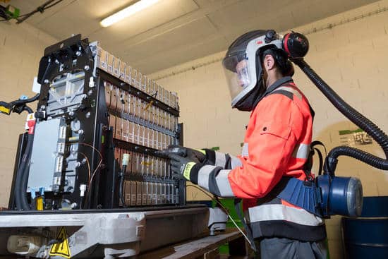 RENAULT GRUPPE, VEOLIA und SOLVAY arbeiten künftig beim Batterierecycling zusammen | 2021 Dismantling of an electric battery