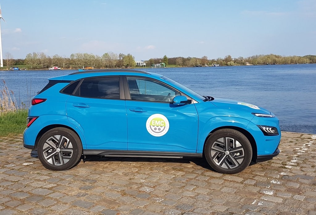 Hyundai Kona EV Facelift – Praxistest | 20210421 172738 Seitenansicht am Wasser