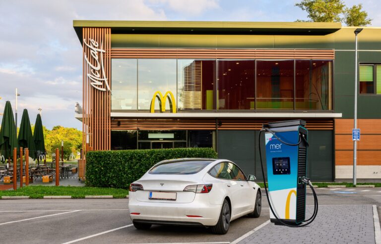 Von der E-Tankstelle bis zu Photovoltaik - Neue Standards für McDonald’s Restaurants | 01 mcdonalds mer e ladesaeulen geschnitten min