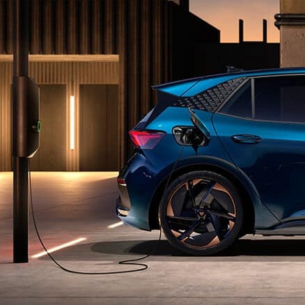 Cupra Born Alpha – geboren um Spaß zu machen | the new cupra born aurora blue colour at a charging point