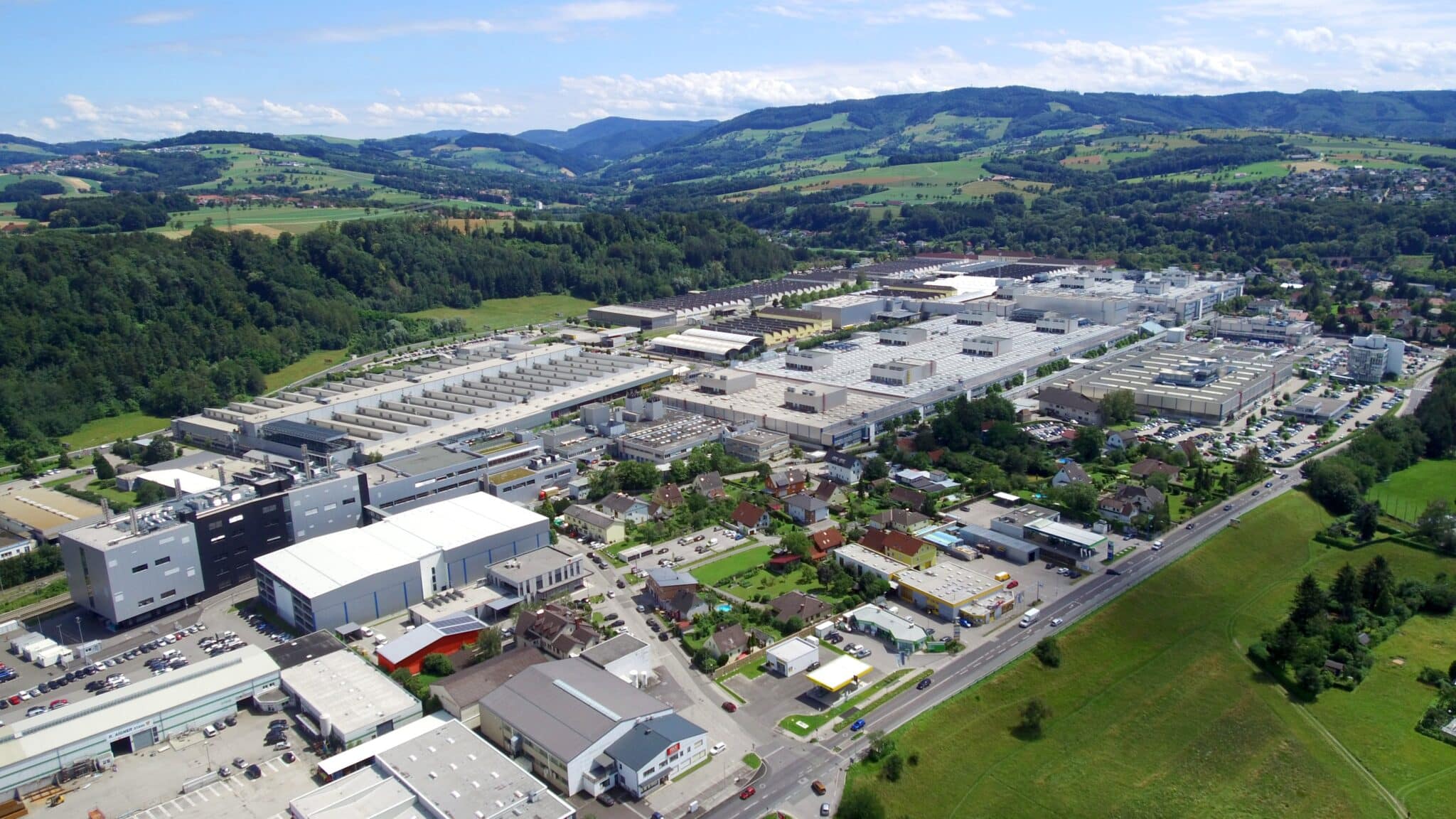 BMW Group bringt den E-Antrieb nach Österreich: Motorenwerk Steyr baut Produktion und Entwicklung massiv aus | P90468769 highRes the bmw group s larg min scaled