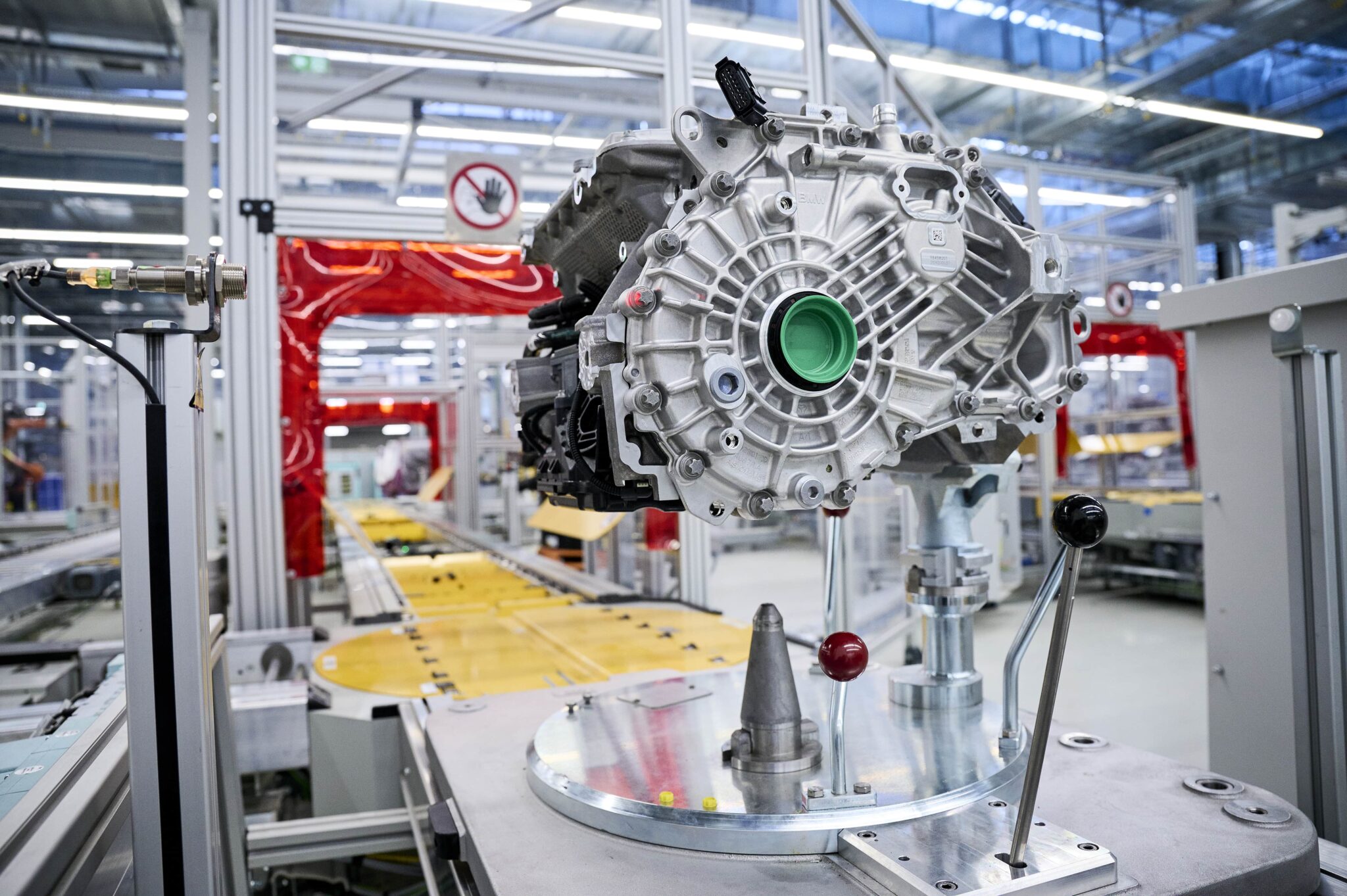 BMW Group bringt den E-Antrieb nach Österreich: Motorenwerk Steyr baut Produktion und Entwicklung massiv aus | P90468774 highRes insights into produc min scaled
