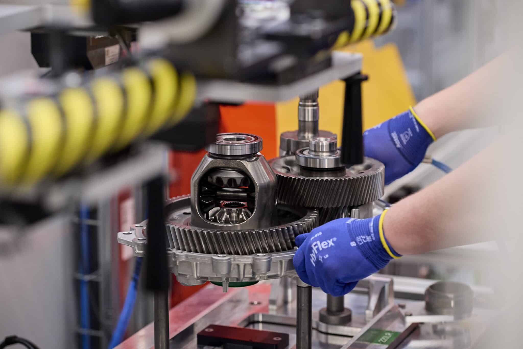 BMW Group bringt den E-Antrieb nach Österreich: Motorenwerk Steyr baut Produktion und Entwicklung massiv aus | P90468776 highRes insights into produc min scaled