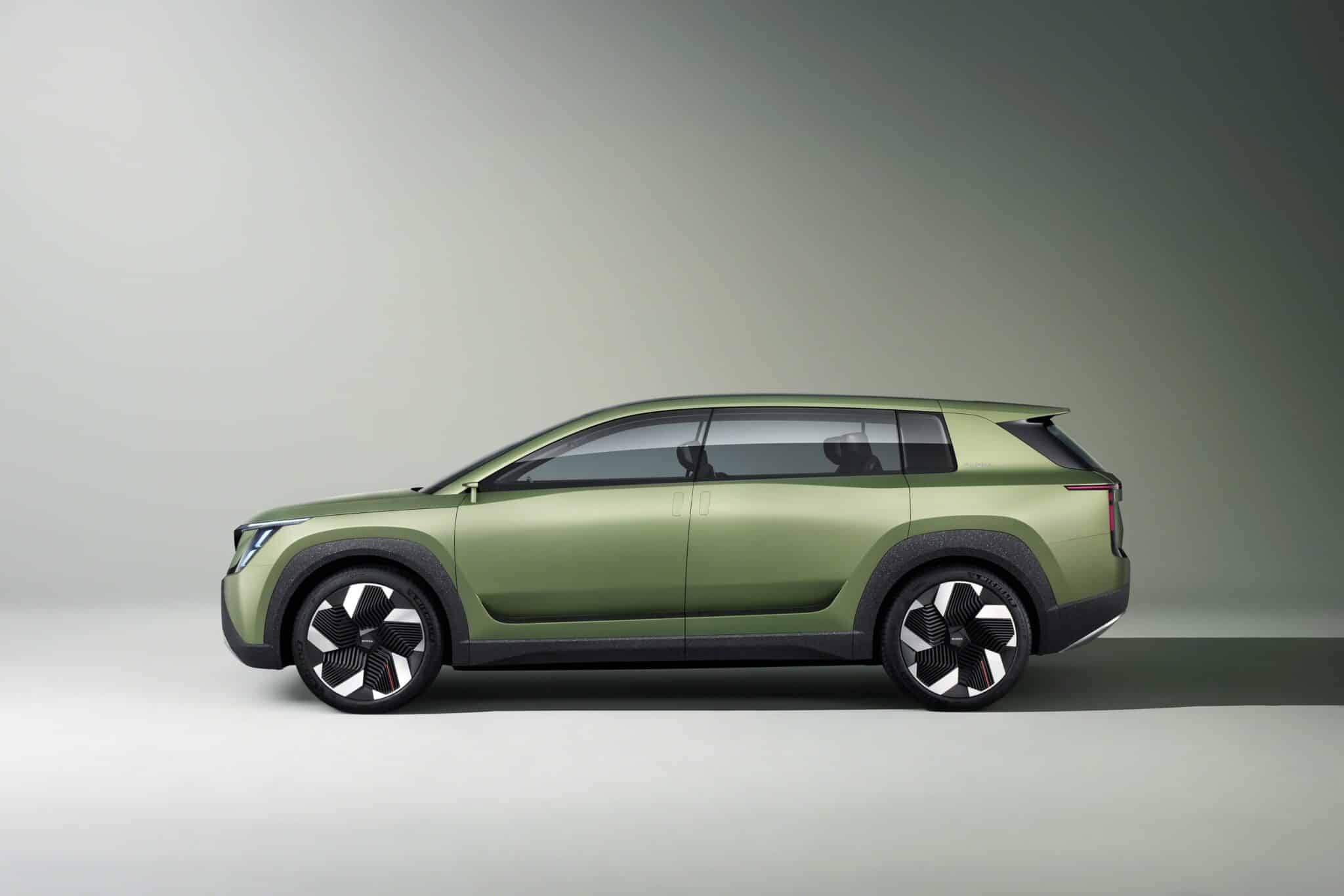 ŠKODA AUTO stellt neuen Markenauftritt vor und beschleunigt E-Offensive | 02 SKODA VISION7S 34side min scaled