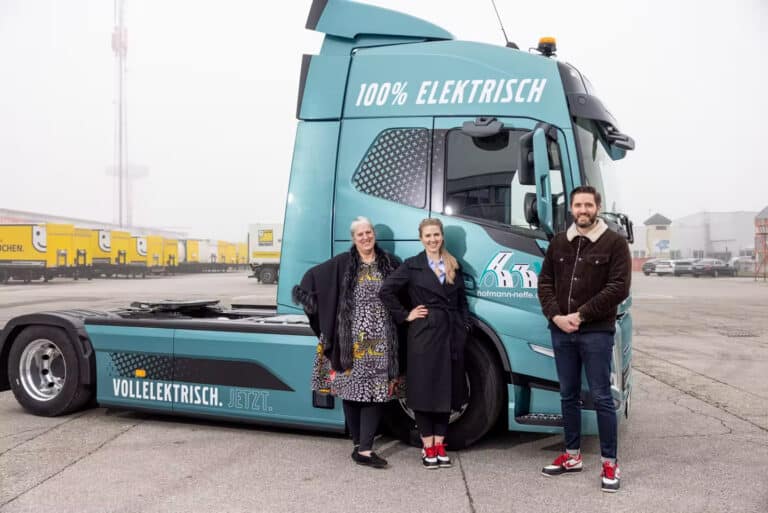 Erster schwerer Elektro-Lkw im österreichischen Kundeneinsatz | VT Fahrzeuguebergabe hun 06