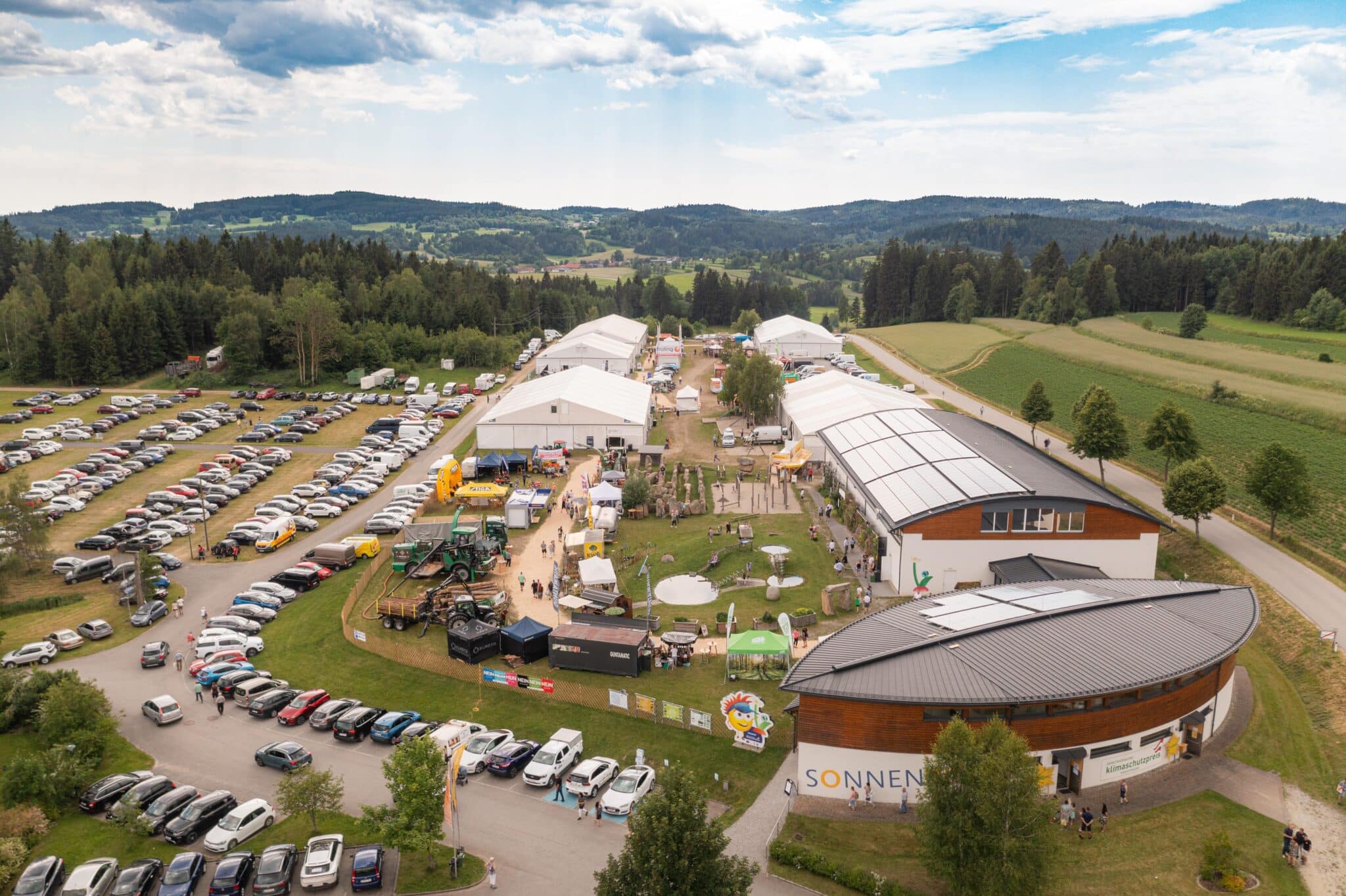 BIOEM – Großschönau | BIOEM 2022 Drohnenaufnahme Weit min scaled