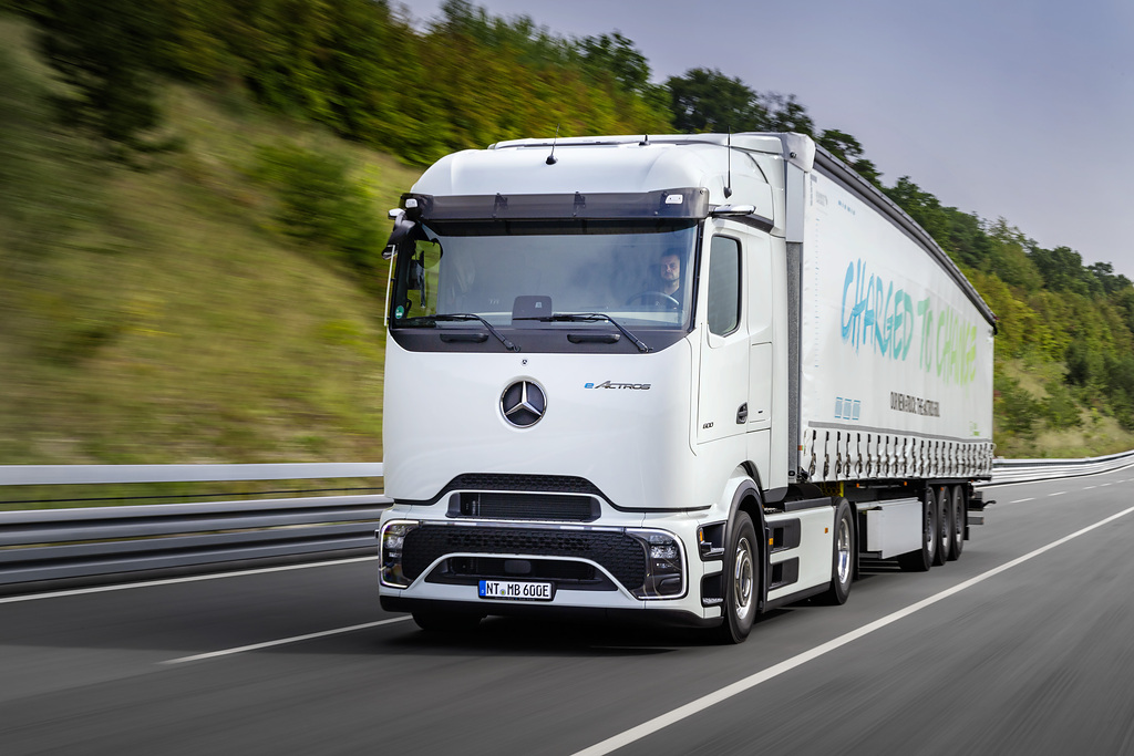 Mercedes-Benz Trucks feiert Weltpremiere des batterieelektrischen Fernverkehrs-Lkw eActros 600 | 23DT151 001