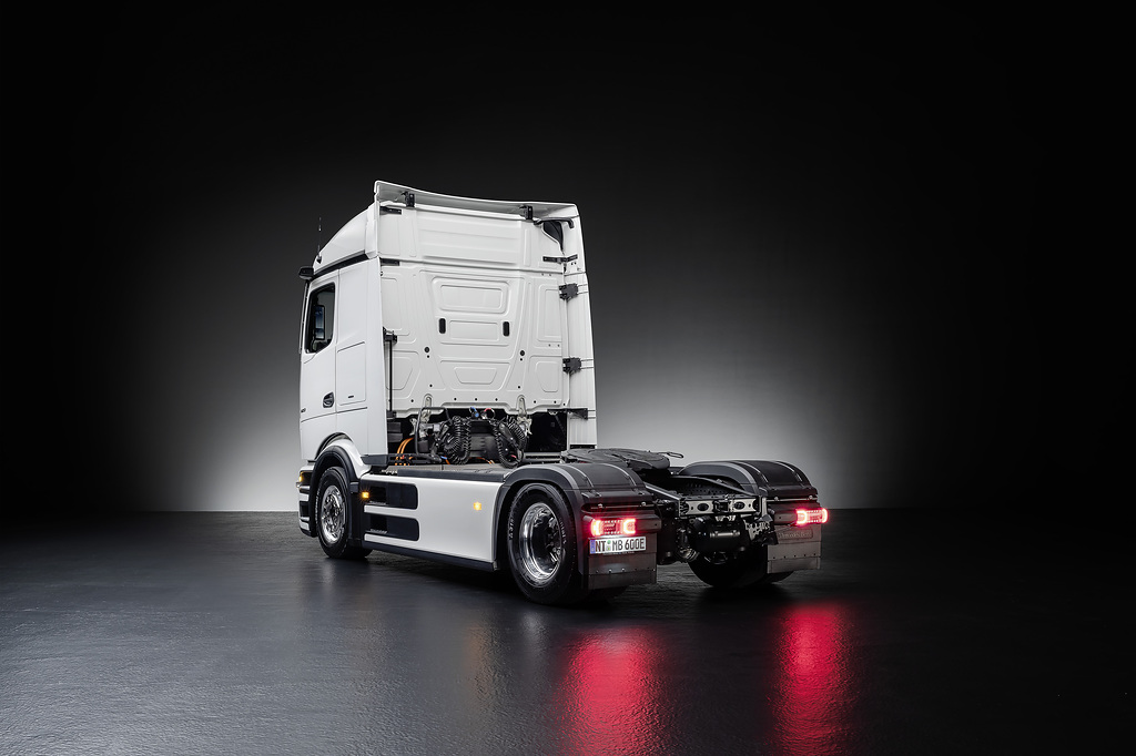 Mercedes-Benz Trucks feiert Weltpremiere des batterieelektrischen Fernverkehrs-Lkw eActros 600 | 23DT151 263