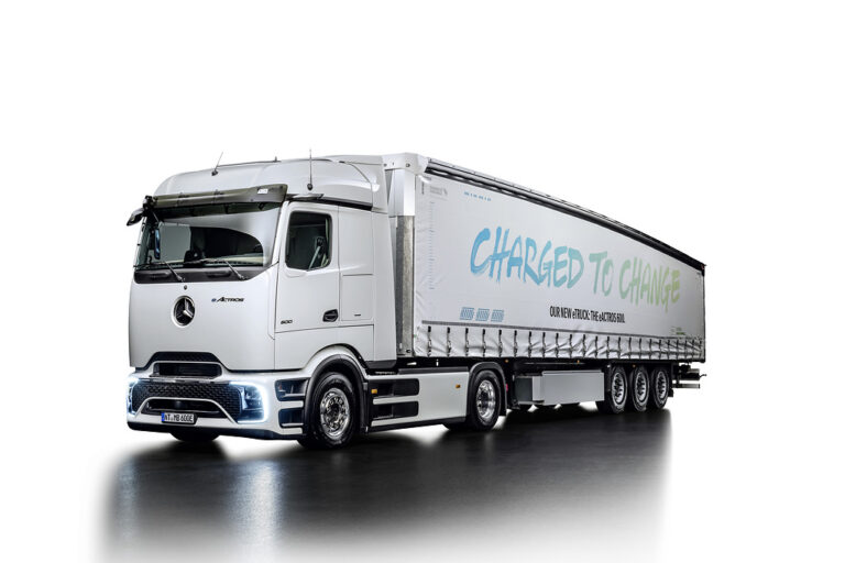 Mercedes-Benz Trucks feiert Weltpremiere des batterieelektrischen Fernverkehrs-Lkw eActros 600 | 23DT151 407