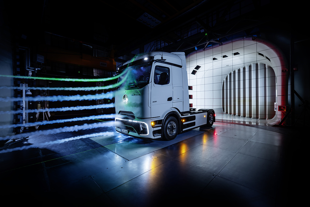 Mercedes-Benz Trucks feiert Weltpremiere des batterieelektrischen Fernverkehrs-Lkw eActros 600 | 23DT181 001