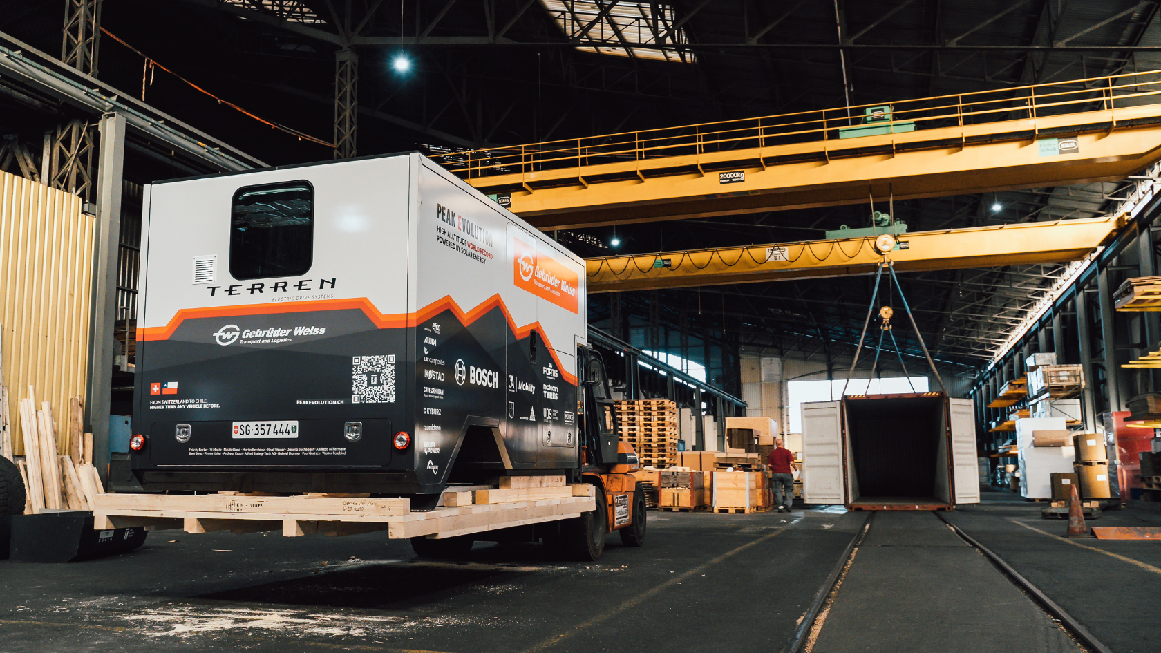 Gebrüder Weiss schickt Solar-Lkw auf den höchsten Vulkan der Erde | solartruck