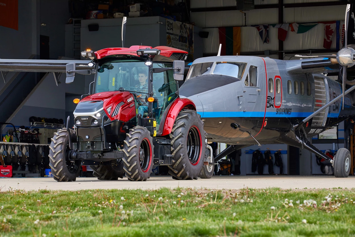 Case IH Farmall 75C Elektrotraktor | 23 05 Farmall 75CElectric Airport S2A1368 FMBT