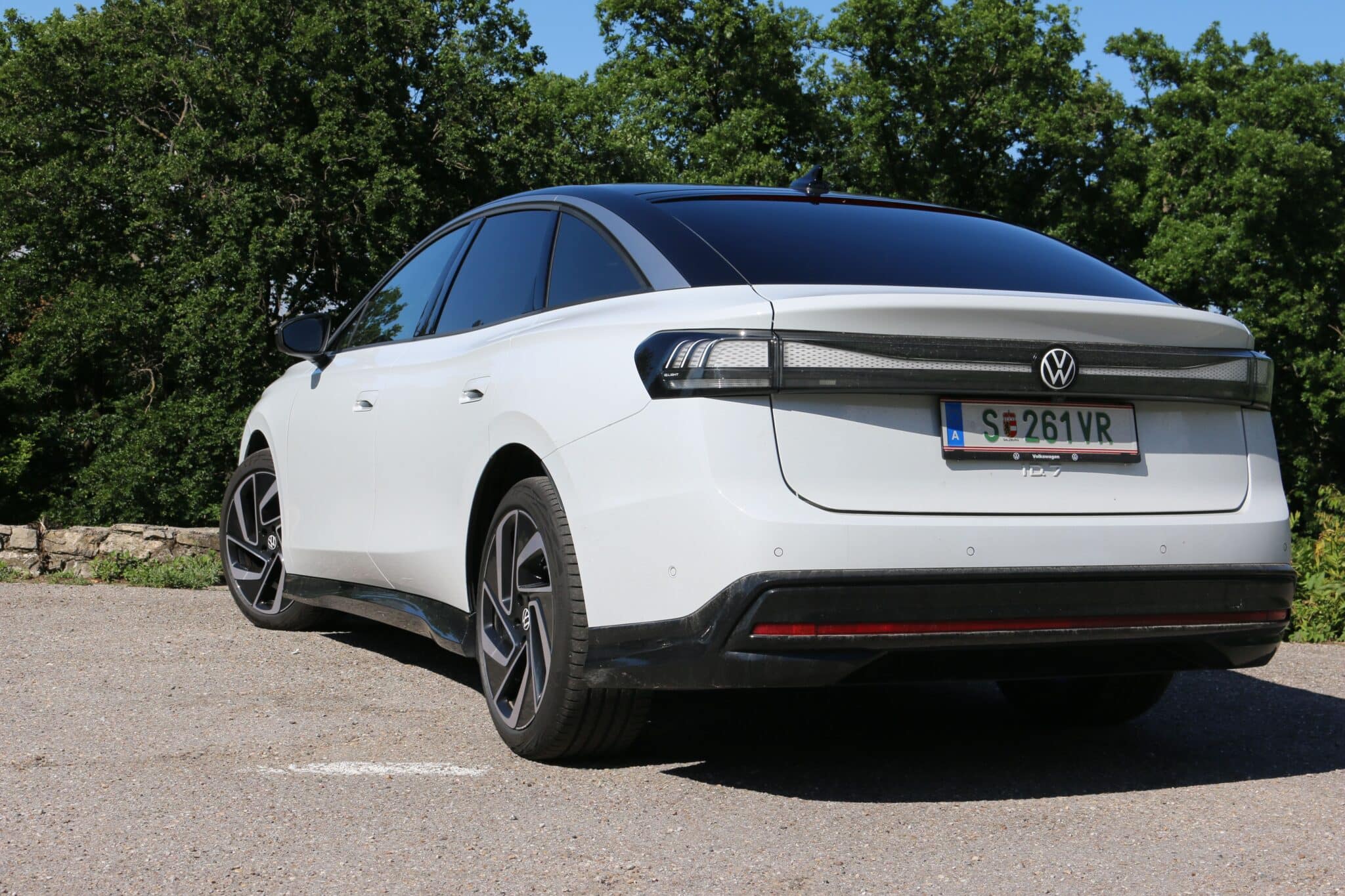 Praxistest ID.7: Neues Modell, neue Maßstäbe der Elektromobilität | ID.7 Heck min scaled