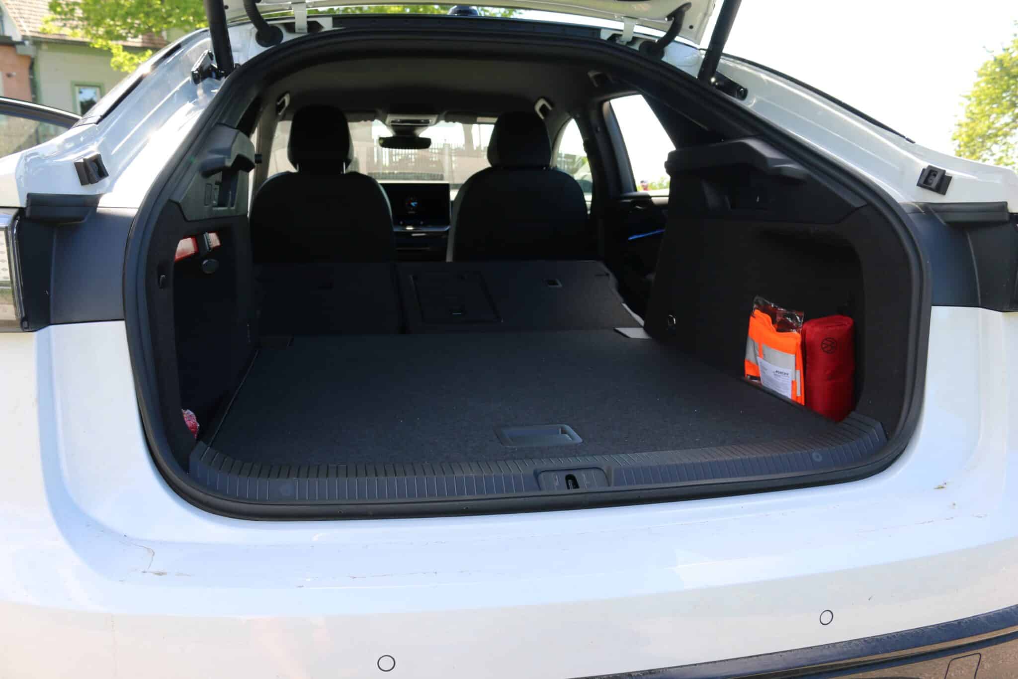 Praxistest ID.7: Neues Modell, neue Maßstäbe der Elektromobilität | ID.7 Kofferraum umgeklappt min scaled