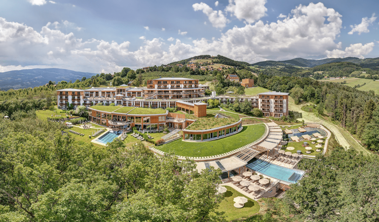 RETTER Bio-Natur-Resort am Pöllauberg lebt Nachhaltigkeit, Energie- und Mobilitätswende | RETTER Hotel neu ueberarbeitet weniger Wolken e1720774668719