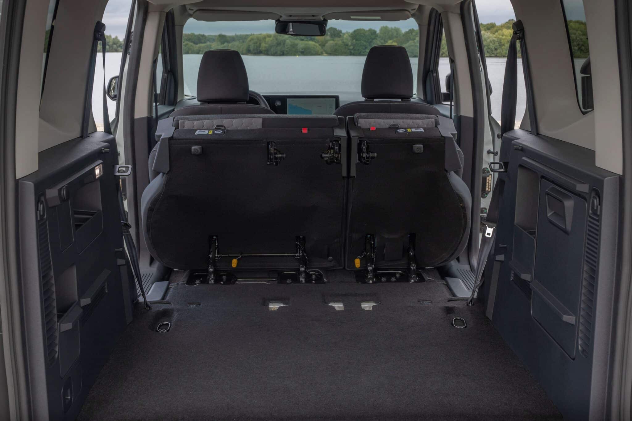 Ford ergänzt mit dem E-Tourneo Courier seine attraktive Elektro-Modellpalette | Ford E Tourneo Courier Innenraum min scaled