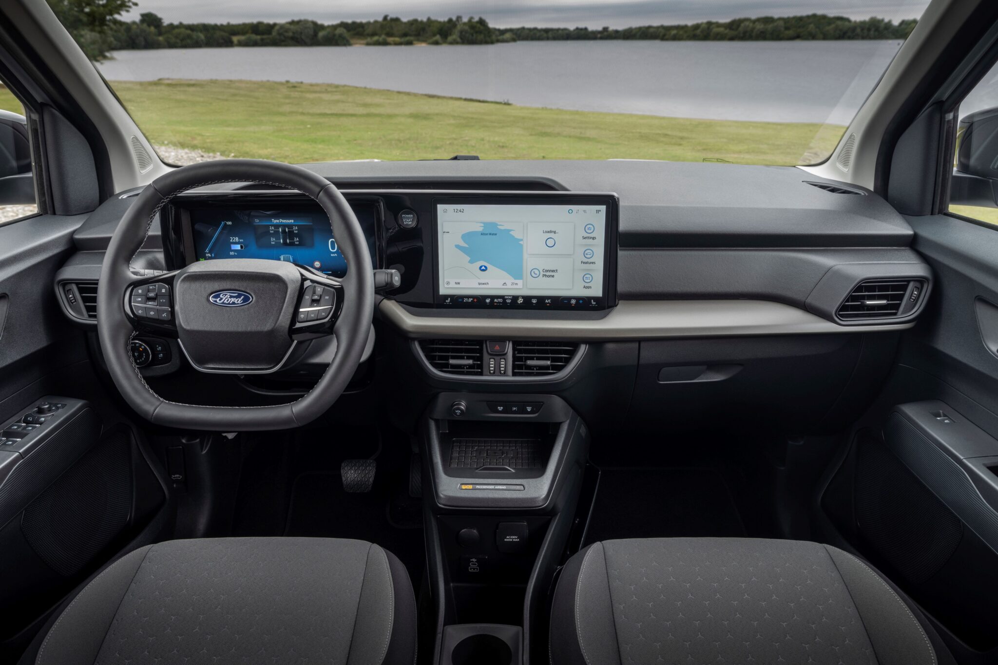 Ford ergänzt mit dem E-Tourneo Courier seine attraktive Elektro-Modellpalette | Ford E Tourneo Courier Innenraum.02 min scaled