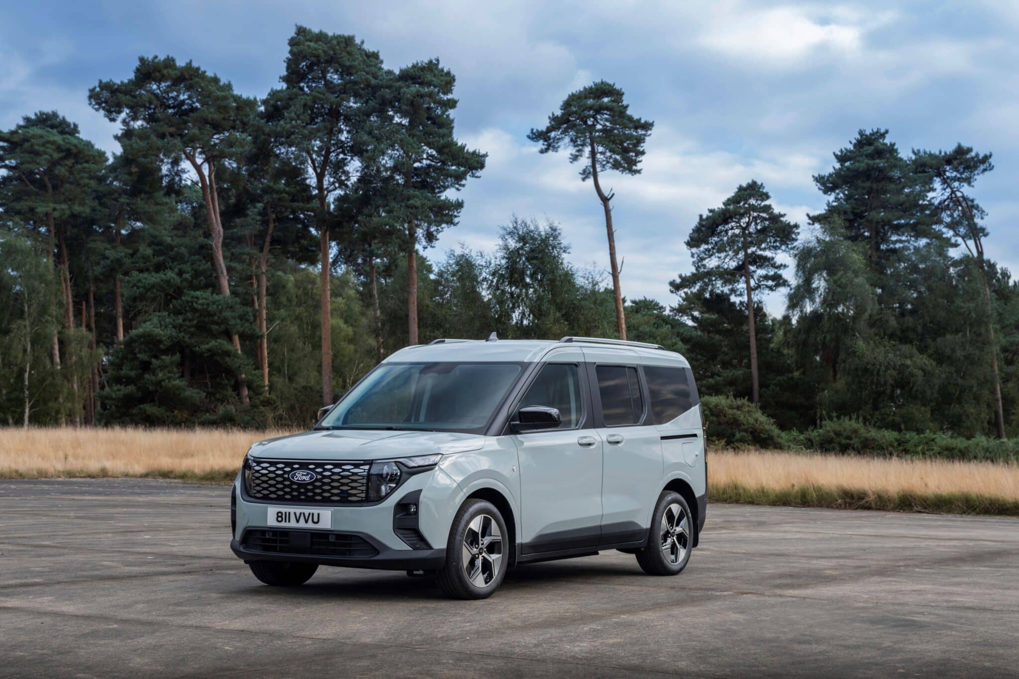 Ford ergänzt mit dem E-Tourneo Courier seine attraktive Elektro-Modellpalette | Ford E Tourneo Courier Seitenansicht min scaled