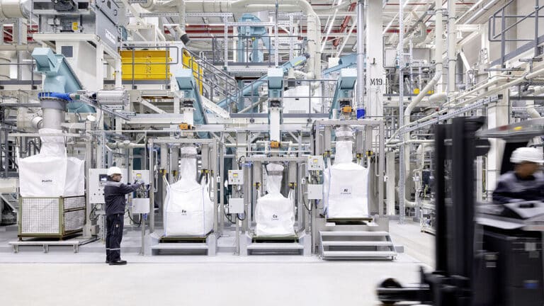 Mercedes-Benz schließt den Batterie-Kreislauf mit eigener Recyclingfabrik | Mercedes Benz schliesst den Batterie Kreislauf mit eigener Recyclingfabrik 1200x675 1
