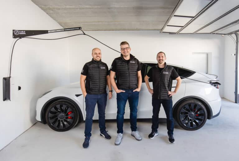 Cable-Sherpa löst Kabelchaos: Das Start-up begeistert mit einem smarten Tragarm für E-Ladekabel | 2024 11 04 Cable Sherpa Team mit Cable sherpa links Helmut Kastler mitte Erwin Kunst rechts Andreas Affenzeller c FloraFellner 5a 3