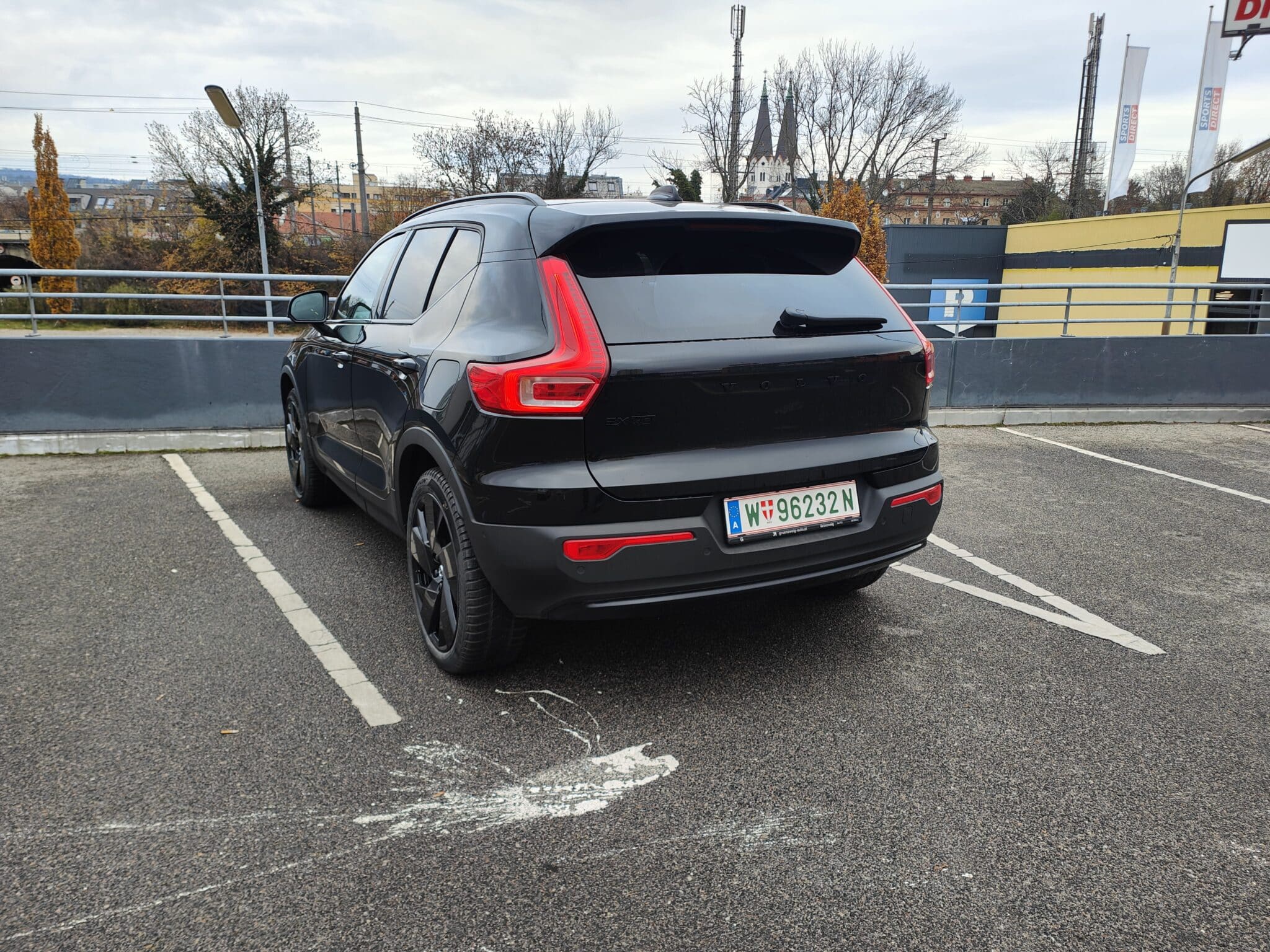 Praxistest Volvo EX40 | Heck min scaled