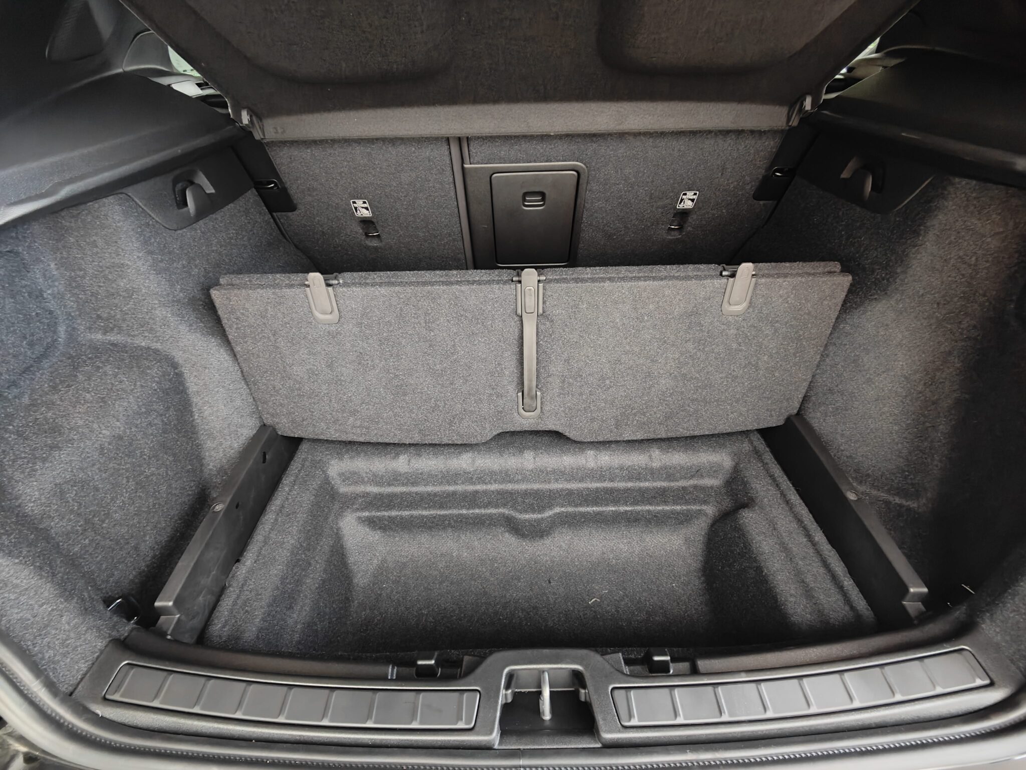 Praxistest Volvo EX40 | Kofferraum tief min scaled