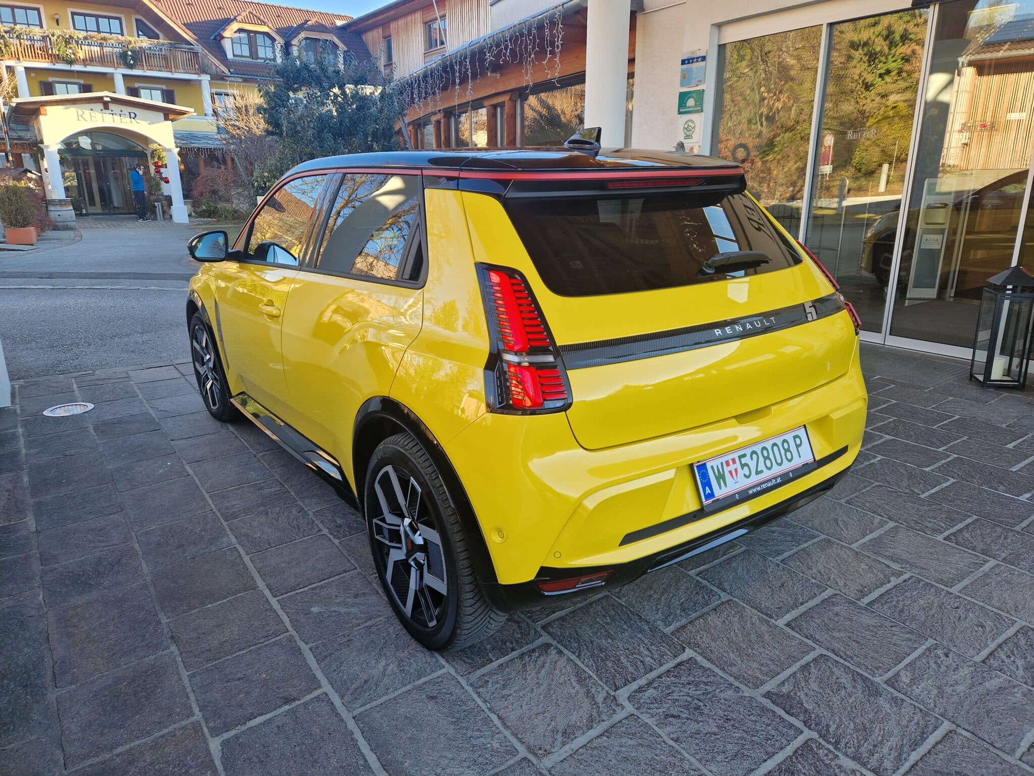 5 Tage mit dem Renault 5 E-Tech Electric | 20250114 093349 Hinten seitlich scaled