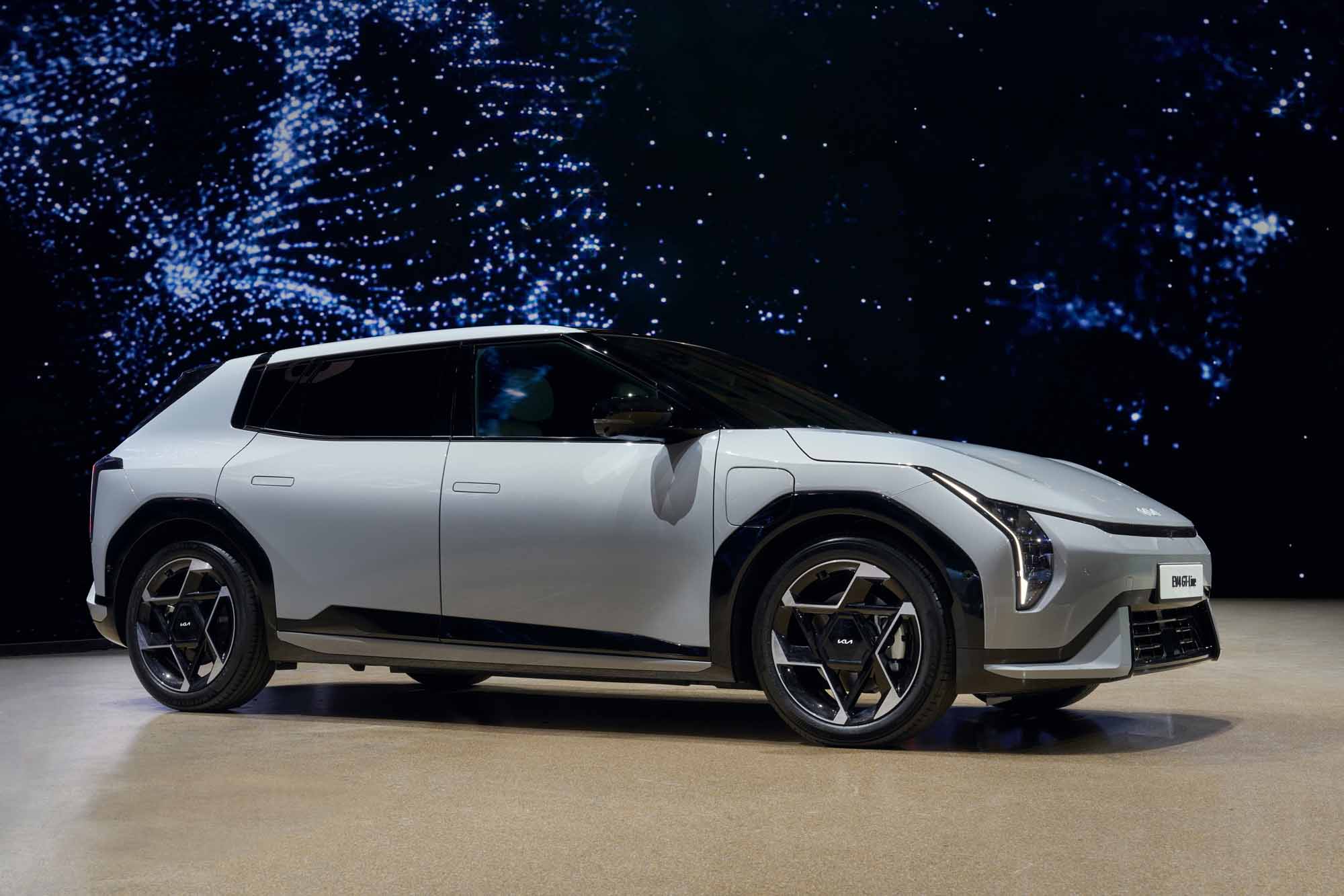 Kia komplettiert die EV-Kernpalette mit EV4 und dem Concept EV2 | Kia EV4 GT line Schraegheck 01 LoRes