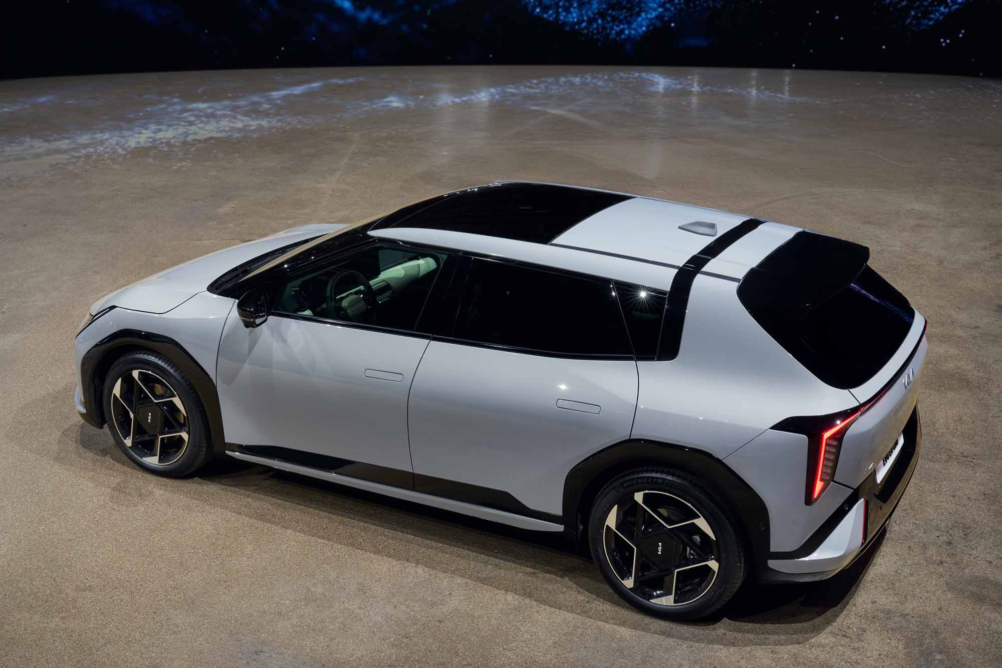 Kia komplettiert die EV-Kernpalette mit EV4 und dem Concept EV2 | Kia EV4 GT line Schraegheck 02 LoRes