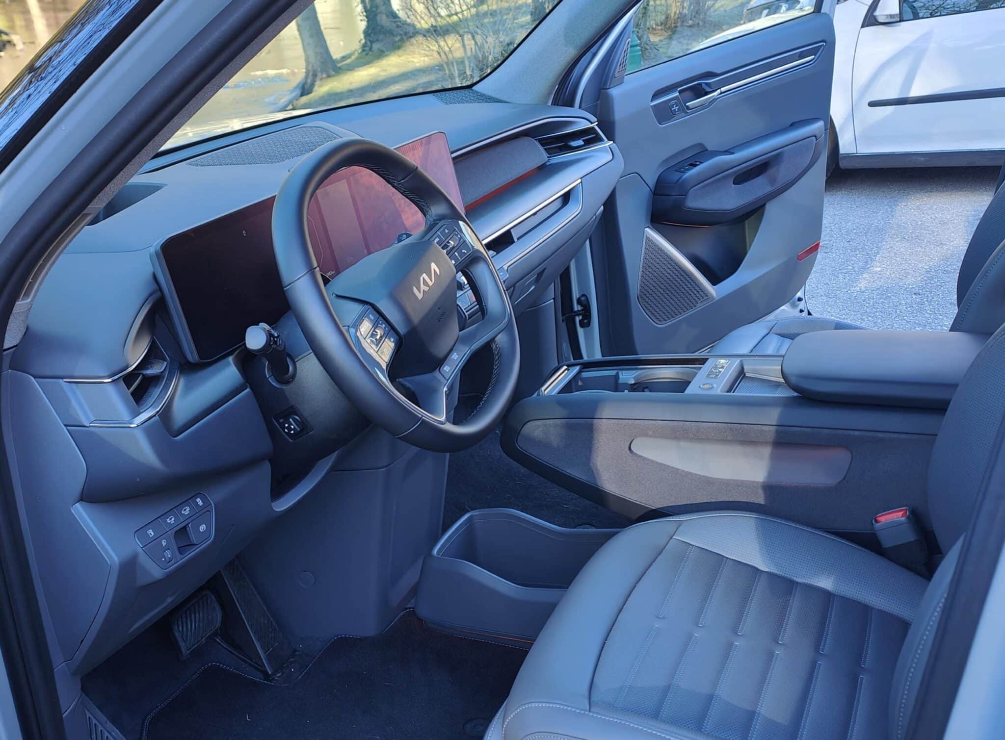 Groß, größer, Kia EV9 – Das Riesenschiff im ausführlichen Praxistest | Cockpit min geschnitten scaled