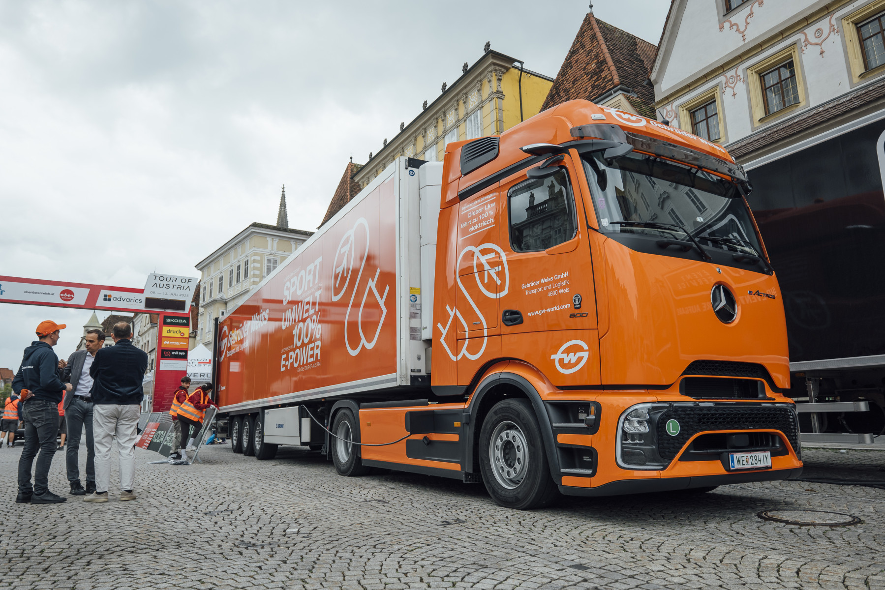 Gebrüder Weiss bringt erstmals E-Lkw auf die Strecke | 1920 gebruumlderweisse lkw