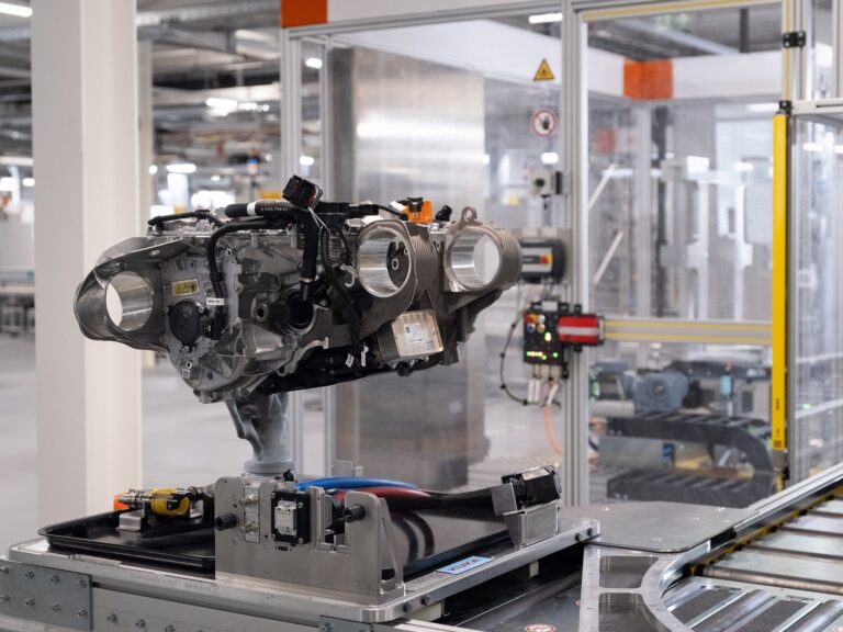 Steyr elektrisiert: BMW Group startet Serienproduktion des Elektro-Antriebs für die Neue Klasse | P90612113 highRes e engine production min